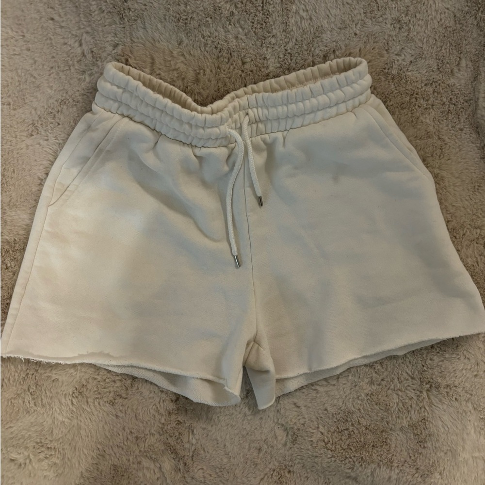 WHITE SWEAT SHORTS